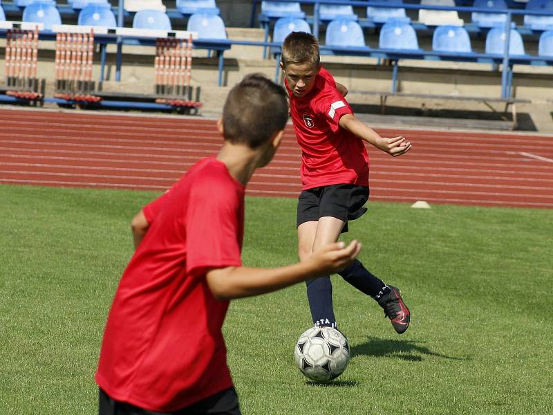 Fotbalisté z domažlické Jiskry si ve středu zahráli přátelský zápas se žáky FK Hodonín.