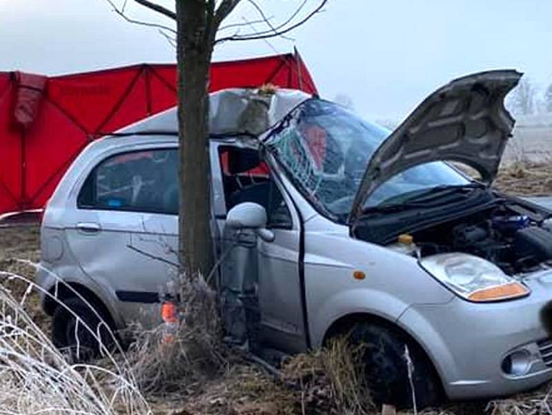 Náraz do stromu na silnicí mezi Železnou a Bělou nad Radbuzou se stal řidiči osudným.