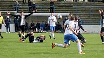 Fotbalisté TJ Jiskra Domažlice (na archivním snímku hráči v bílých dresech) prohráli v neděli dopoledne na hřišti příbramského béčka 0:2.