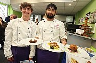 Na domažlickém učilišti soutěžili studenti ve vaření. Na snímku vítězové Ludvík Pechovský s Robinem Špatem.