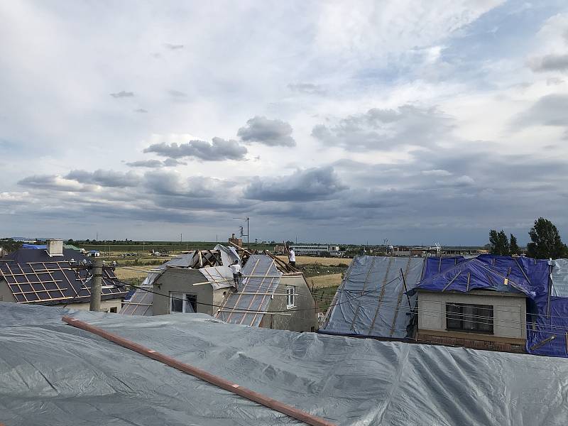 Hasiči ze Všerub a starosta městyse vyrazili začátkem týdne na jižní Moravu, kde přikrývají střechy tornádem poničených domů. Na místě zůstanou do neděle.