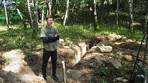 Mladí skauti se pustili do vykopávání pozůstatků kaple svatého Jiří v zaniklé obci Novosedly.