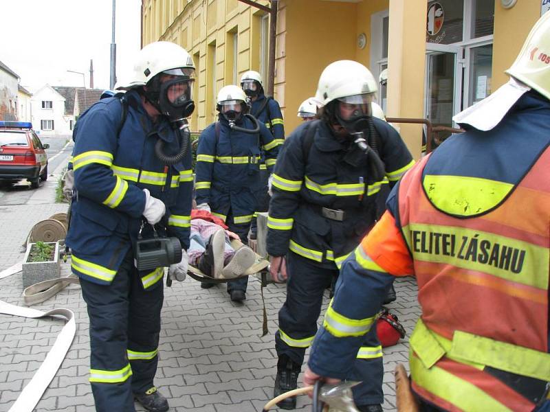 Při prověřovacím cvičení vynášeli hasiči několik žáků na nosítkách.