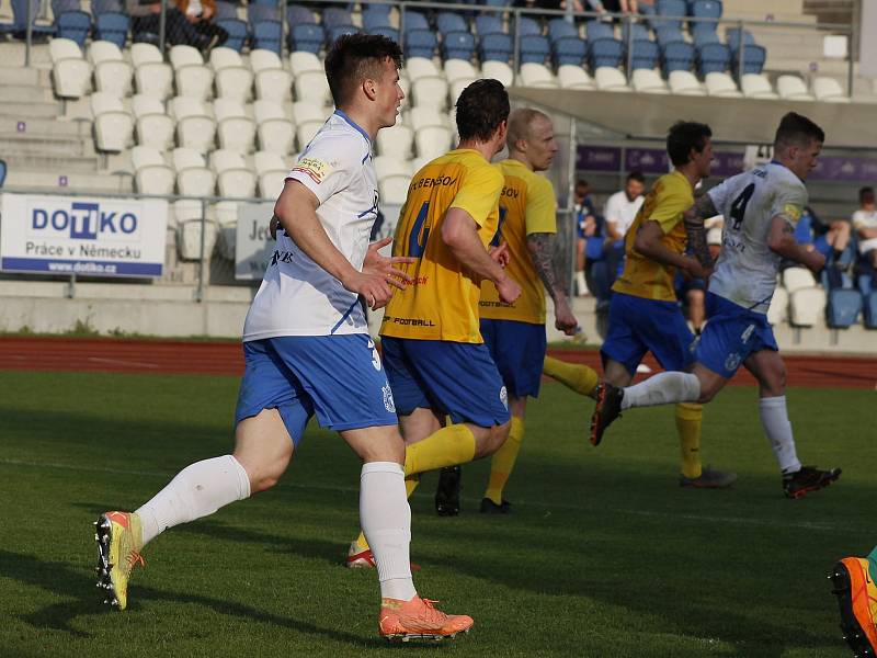 24. kolo FORTUNA ČFL, skupina A: TJ Jiskra Domažlice (bílí) - Benešov 2:0.