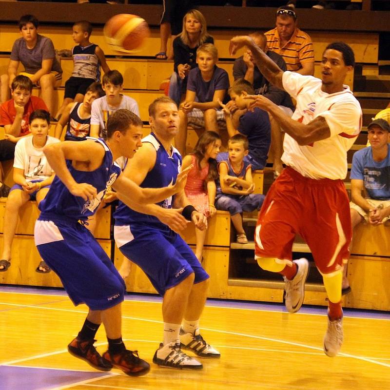 Z přátelského utkání basketbalistů Jiskry Domažlice a výběru amerických univerzit.