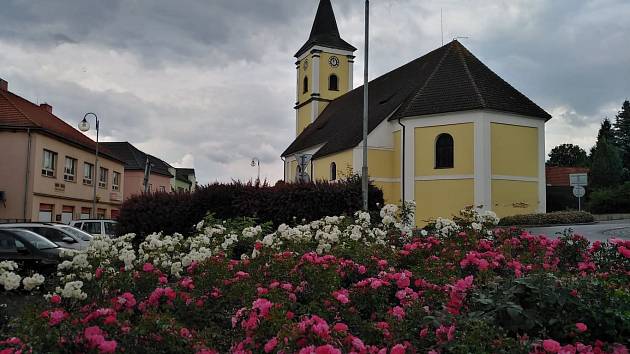 Rozkvetlé centrum Bělé.