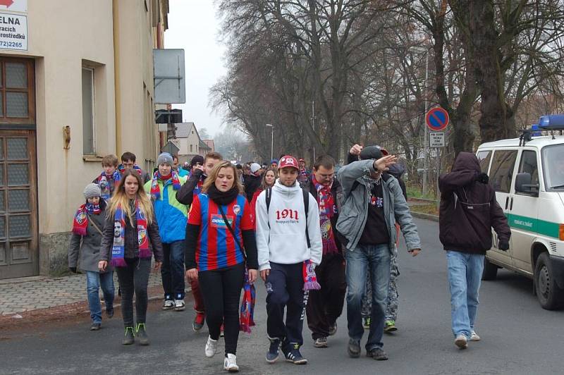 Fanoušky Viktorie doprovázely na stadion i ze stadionu desírky policistů