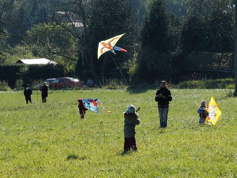 Z Drakiády pod Škarmanem pořádané Pionýrskou skupinou Safír Kdyně.