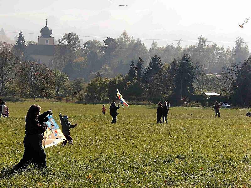 Z Drakiády pod Škarmanem pořádané Pionýrskou skupinou Safír Kdyně.