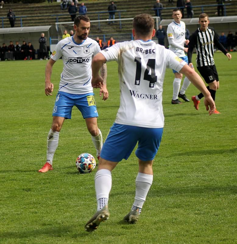 Když se fotbalisté TJ Jiskra Domažlice (na snímku hráči v bílých dresech) střetli s Admirou naposledy, byla z toho v Praze remíza 0:0. Teď se oba silné týmy utkají znovu na Střelnici.