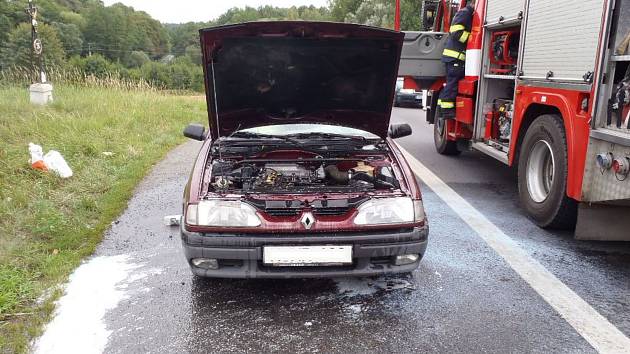 Mezi Bořicemi a Kdyní došlo ve čtvrtek po čtvrt na tři odpoledne k požáru osobního auta.