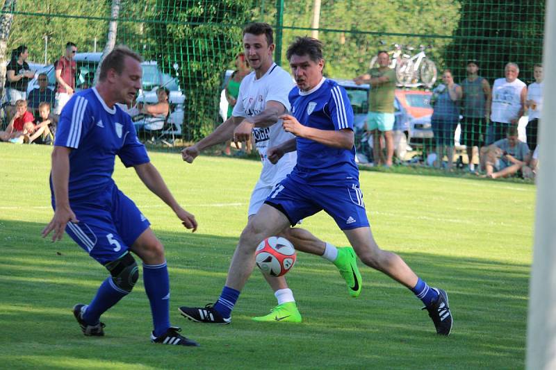 Přátelský zápas na oslavu 55 let herce Ivana Trojana v Krchlebech: šKrchlebský samet - Real Top Praha 6:10.