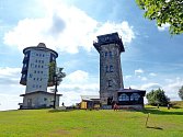Na Čerchově najdete bývalou vojenskou odposlechovou věž. (vlevo) a přístupnou rozhlednu nazvanou po Vilému Kurzovi - Kurzovu věž.