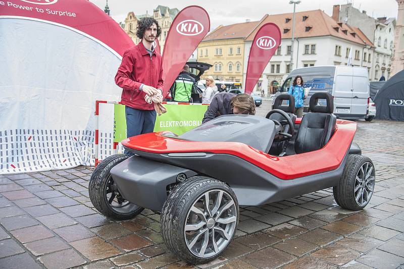 Přehlídka elektromobilů, užitkových elektrovozidel, elektromotorek a elektrokol se zkušebními jízdami na náměstí Republiky v Plzni.