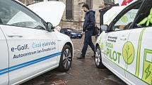 Přehlídka elektromobilů, užitkových elektrovozidel, elektromotorek a elektrokol se zkušebními jízdami na náměstí Republiky v Plzni.