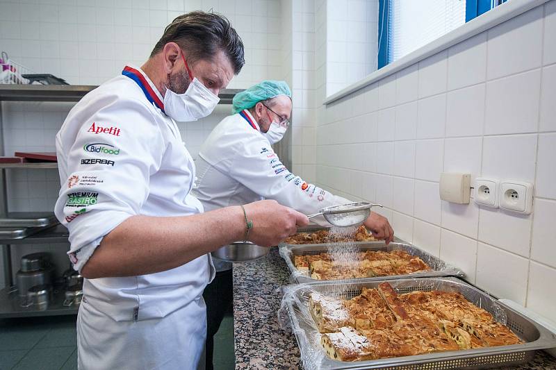 Národní tým kuchařů a cukrářů ve středu uvařil tříchodové menu pro domažlické zdravotníky i pacienty.