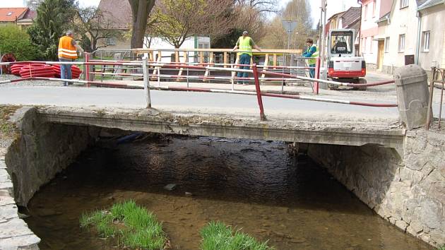 V rámci protipovodňových opatření byl nevyhovující most v ulici Npor. O. Bartoška nahrazen novým.