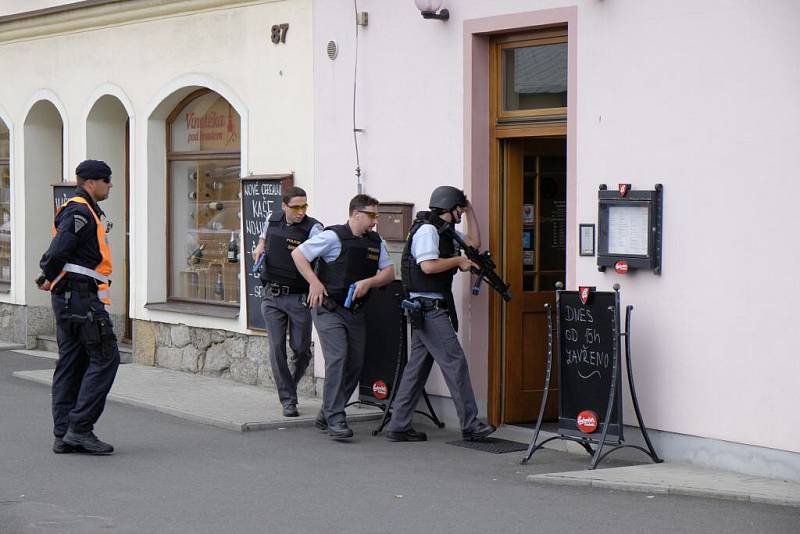 Cvičný policejní zásah v restauraci Zubřina.