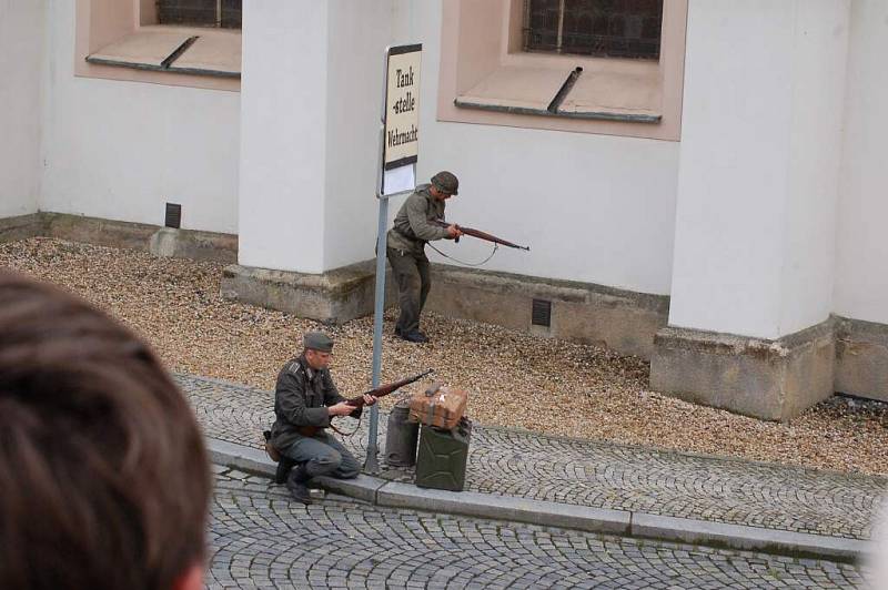 Z dobové ukázky bitvy německých a amerických vojáků v centru Horšovského Týna.