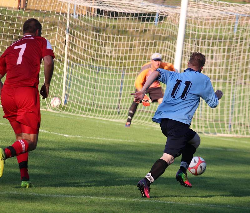 FK Holýšov B (v modrém) - Sokol Osvračín (v červeném) 2:2, na penalty 2:4.