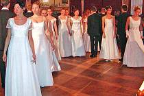 Pro závěrečný ples tanečních volí slečny stále především bílé šaty. „Půjčovné se pohybuje od osmi set do čtrnácti set korun,“ uvedla majitelka Salonu Vendy Václava Kozlová.
