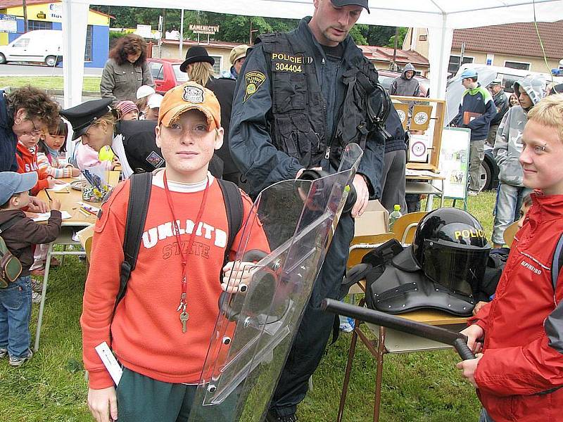 Při včerejším Dni z Integrovaným záchranným systémem v Domažlicích kluky nejvíce zajímala policejní výzbroj a výstroj. Ti malí pak soutěžili u stolků (v pozadí), kde se jim věnovaly ženy – policistky.