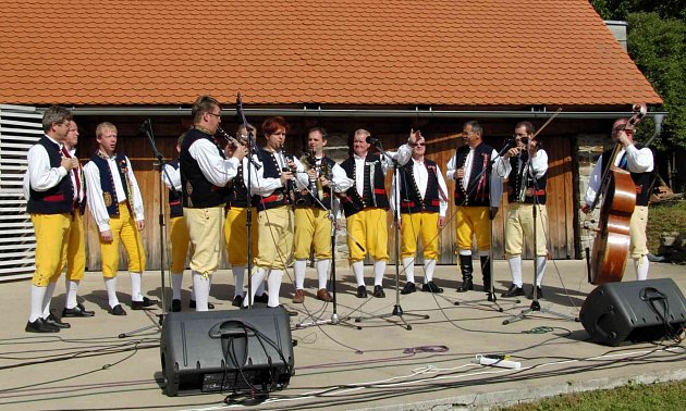 Loňskou folklorní slavnost Výhledy ukončoval domácí sbor Haltravan společně s Domažlickou dudáckou muzikou.