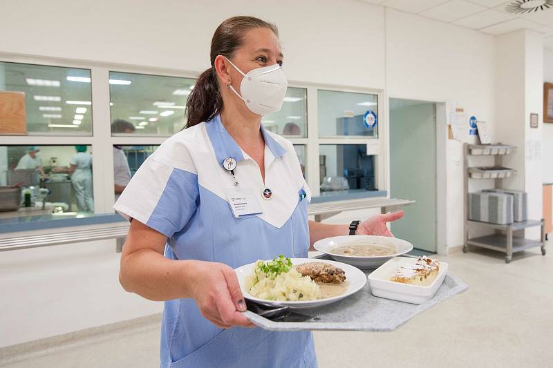 Národní tým kuchařů a cukrářů ve středu uvařil tříchodové menu pro domažlické zdravotníky i pacienty.