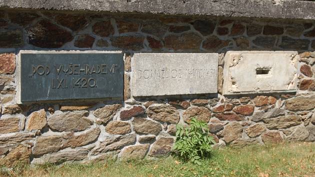 Základní kámen - podstavec - památníku husitské bitvy na Baldově.