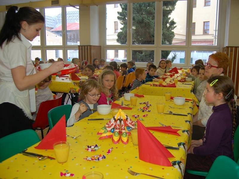 Domažličtí prvňáčci po obdržení pololetního vysvědčení šli na slavnostní oběd.