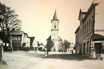 Historička Kristýna Pinkrová připravuje publikaci o historii Bělé nad Radbuzou a okolí. Na snímku je náměstí ve 30. letech minulého století.