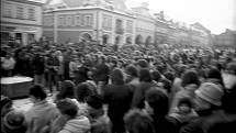 Demonstrace na domažlickém náměstí v listopadových v týdnu od 22. listopadu 1989. Foto: Zdeněk Hartl