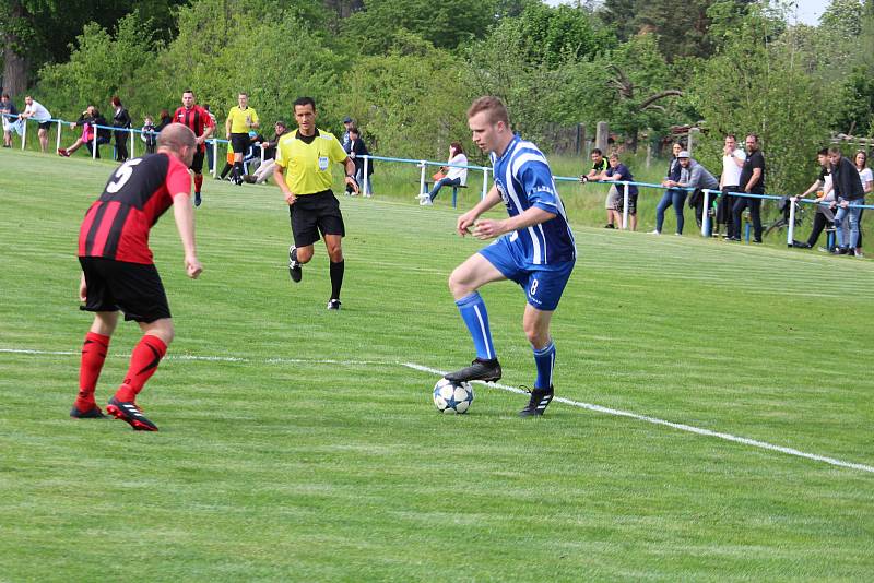 Staňkovští fotbalisté zdolali hokejisty Plzně 4:2.