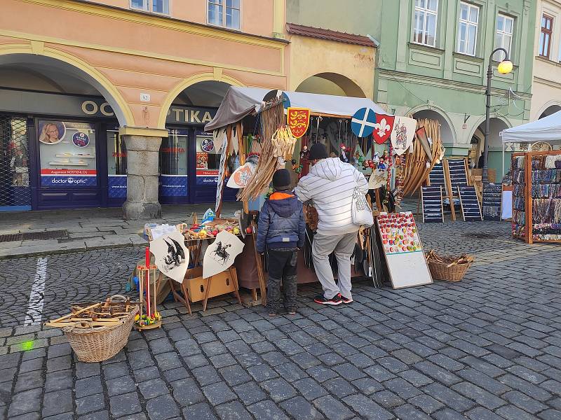 Jednodenní Vánoční trhy v Domažlicích přilákaly v sobotu 18. prosince spoustu návštěvníků. Lidé zavzpomínali i na Havla, který zemřel přesně před deseti lety.