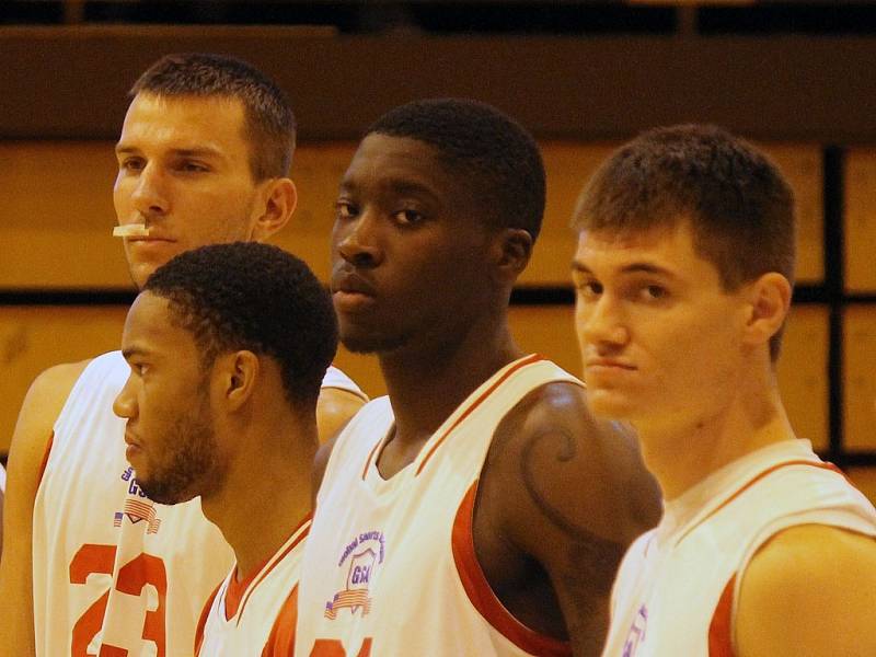 Z přátelského utkání basketbalistů Jiskry Domažlice a výběru amerických univerzit.