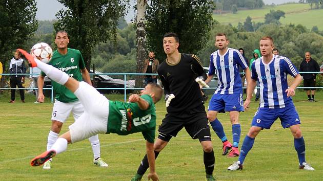 Jablonecký Mehanovič střílí třetí gól do sítě Domažlic. 