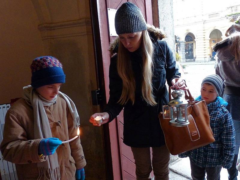 Skauti z oddílu Ještěrky rozdávali v Domažlicích betlémské světlo.