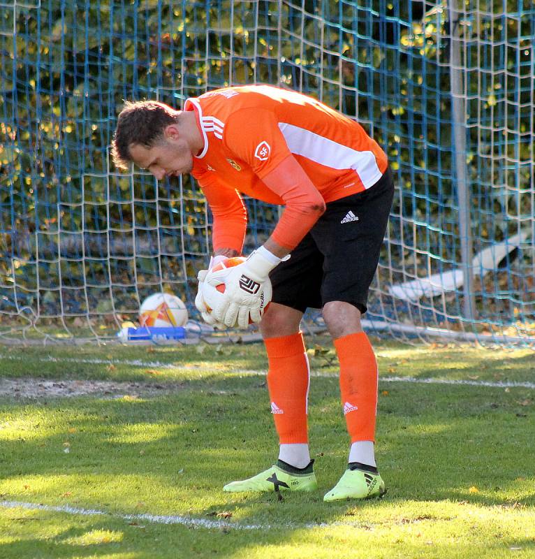 13. kolo FORTUNA ČFL, skupina A: FK Motorlet Praha (modří) - TJ Jiskra Domažlice (hráči v bílých dresech) 1:1 (1:1).