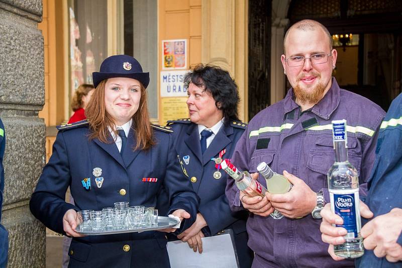 Novomanželé hasili požár před domažlickou radnicí.