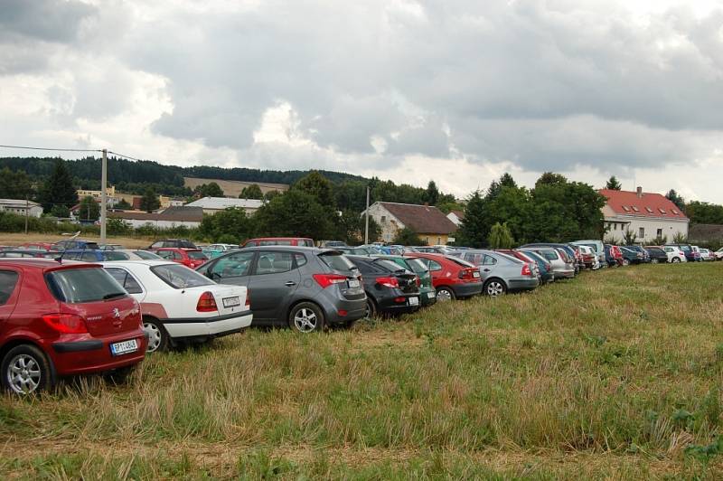 Přemílání starých bab na mladá děvčata - lidová taškařice v Kolovči byla hlavním magnetem tamní pouti.