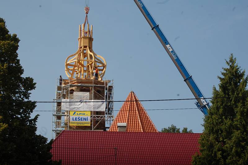 Instalace báně na kostel v Šitboři.