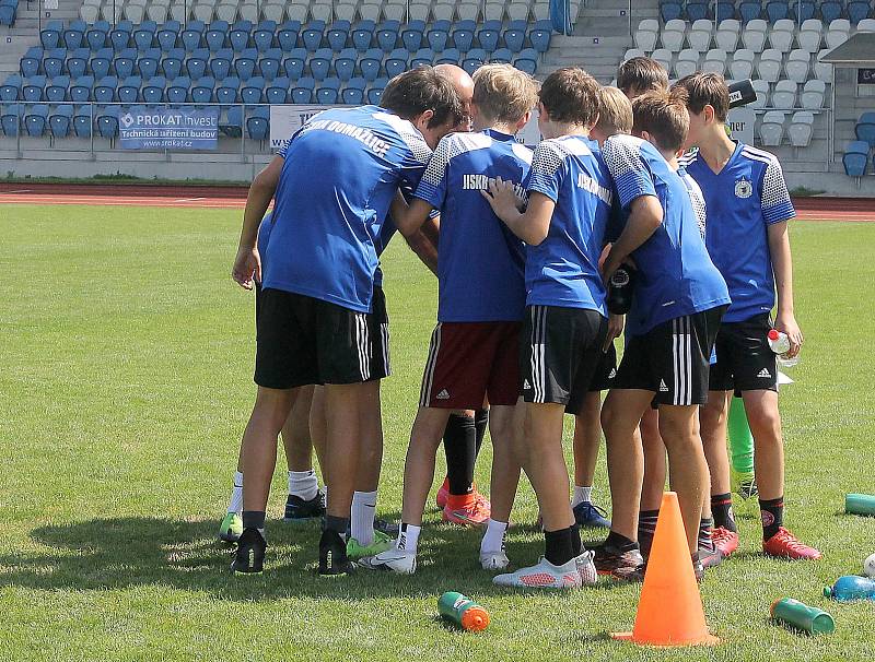 Fotbalisté z domažlické Jiskry si ve středu zahráli přátelský zápas se žáky FK Hodonín.