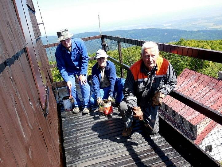 Turisté se při brigádách na Čerchově činili.