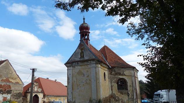 KAPLE SV. JUDY TADEÁŠE ve Štítarech z r. 1705 jako památka rozhodně nevypadá. 