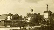 Trhanov na pohlednici. Vpravo bývalý pivovar. Na snímku je vidět i kuželník, který byl vedle dnešní restaurace. Foto: archiv Z. Sládkové