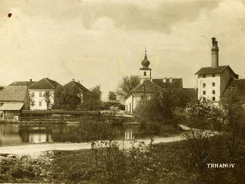 Trhanov na pohlednici. Vpravo bývalý pivovar. Na snímku je vidět i kuželník, který byl vedle dnešní restaurace. Foto: archiv Z. Sládkové