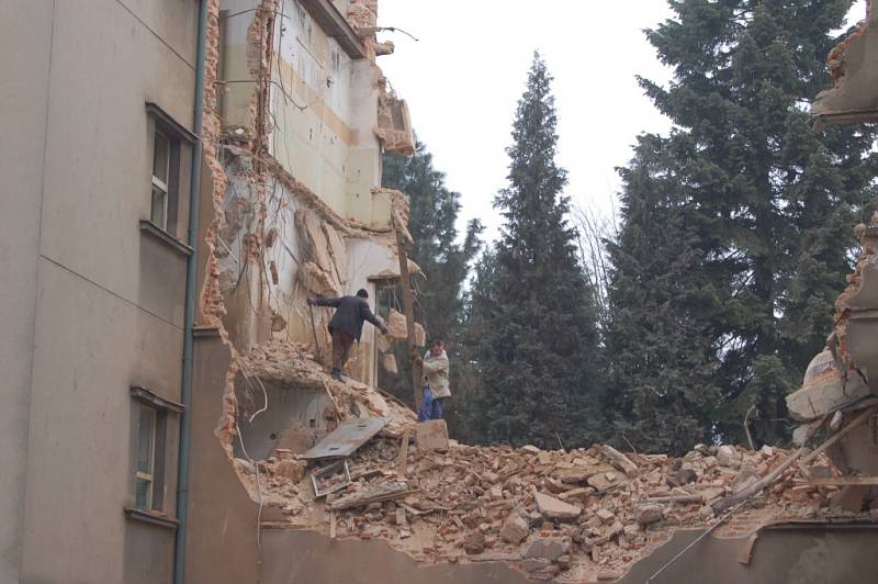 Demolice staré domažlické nemocnice. Stav z 26. a 28. února.