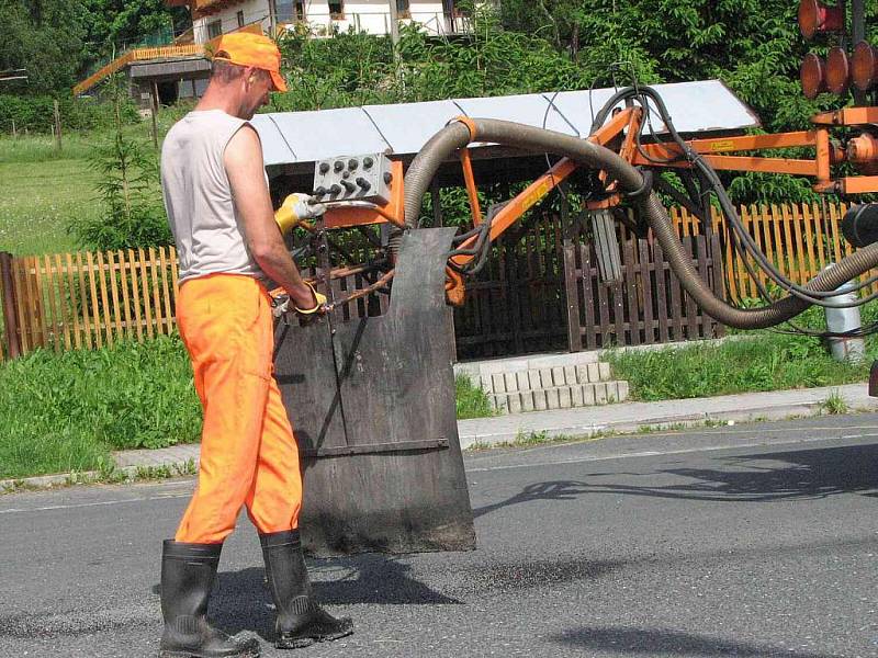 Zatímco někde se výtluky opravují balenou směsí, jinde postačí ošetřit vozovku takto postřikem s přídavkem šotoliny. Souprava nazvaná Turbo 5000 combi pojme pět kubíků kameniva a 1,2 metru kubického emulze, kterou zahřívá speciální hořák. 