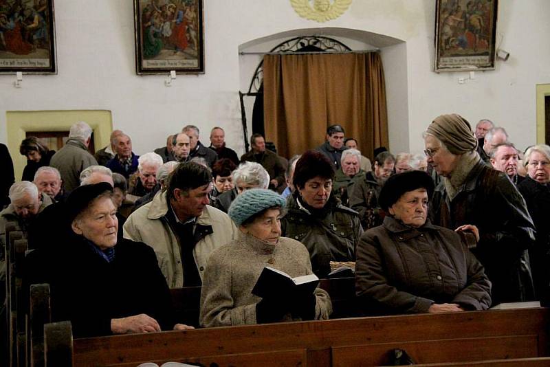 Poslední rozloučení s Antonínem Pavlíkem v Horšovském Týně.