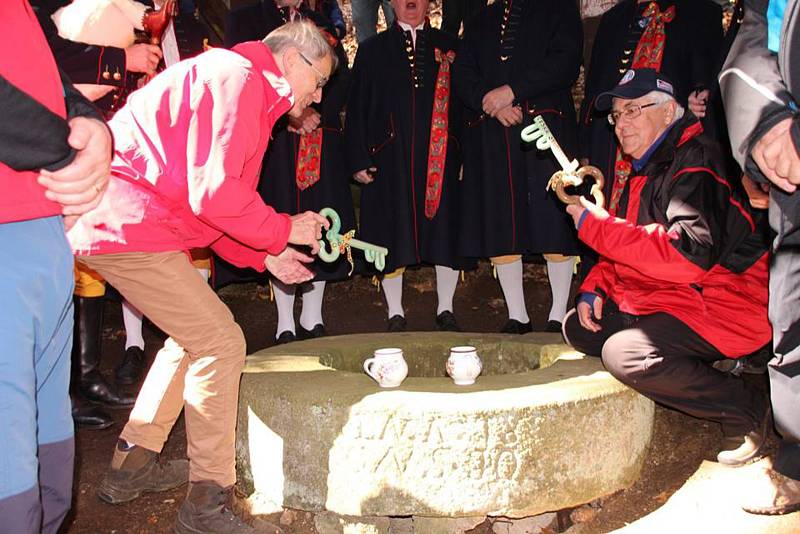 Z odemykání České studánky.